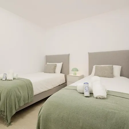 Renovated With Garden And Direct Access, East ماربيا