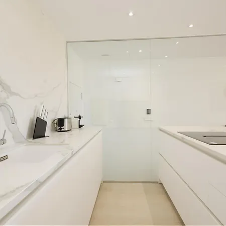 Apartment Renovated With Garden And Direct Access, East