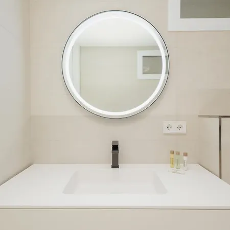 Renovated With Garden And Direct Access, East 马尔韦利亚