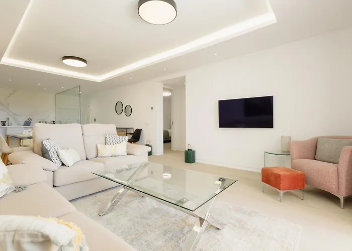 Apartment Renovated With Garden And Direct Access, East *